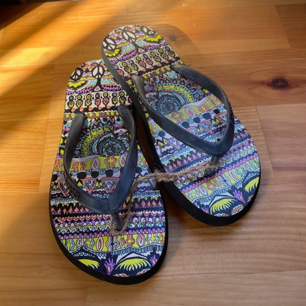 NWOT Sakroots flip flops Sz 8